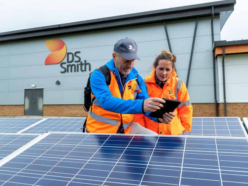 Twee mensen inspecteren zonnepanelen