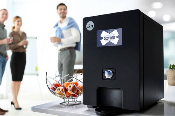 water cooler op kantoor met collega's die drinken