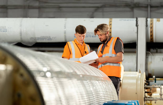Ausbilder erklärt Lehrling einen Prozess