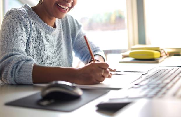 Bewerbende schreibt eine Bewerbung