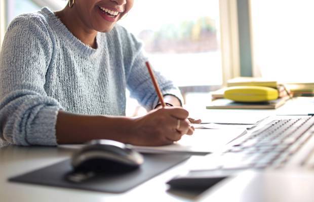 Bewerbende schreibt eine Bewerbung