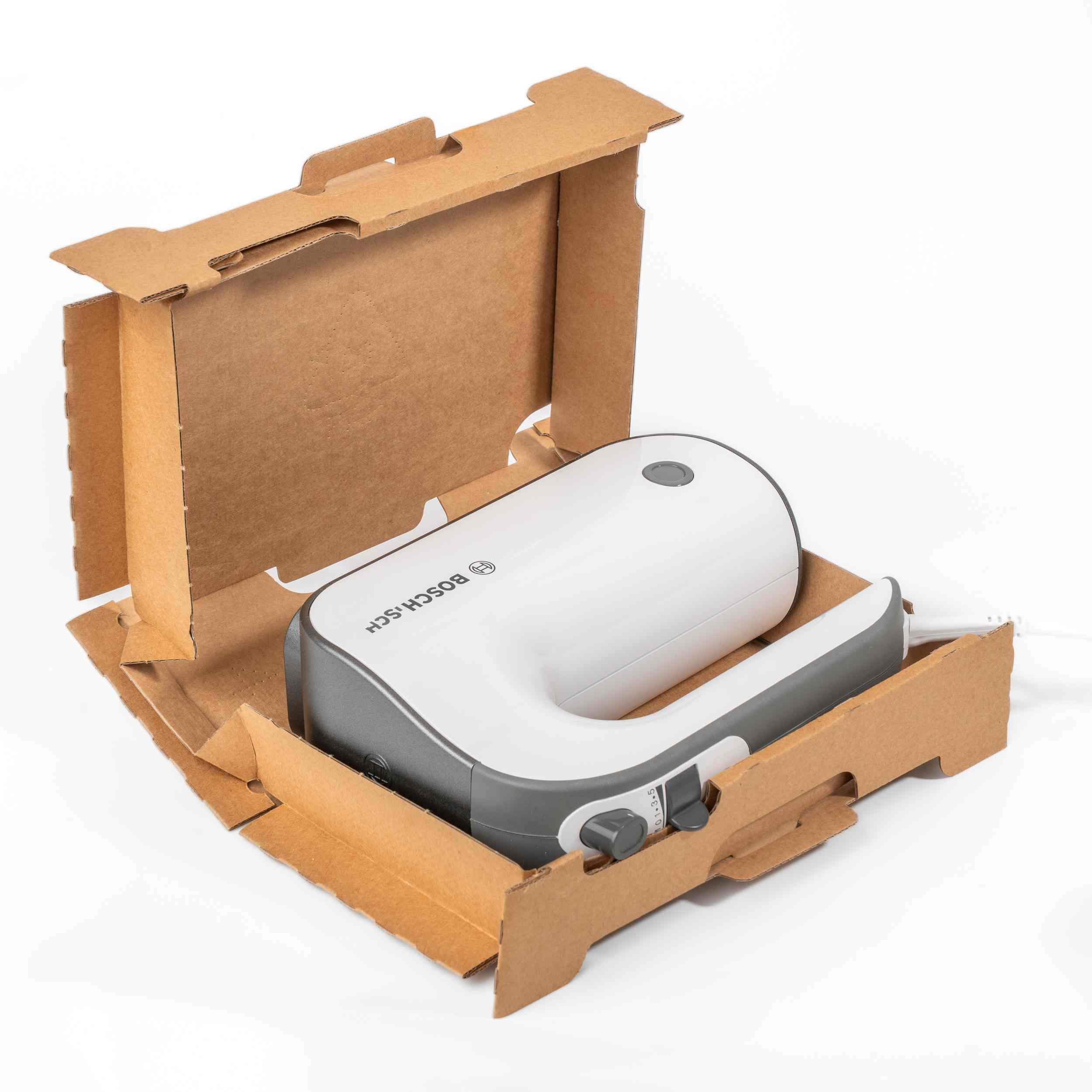 Een Bosch-handmixer verpakt in een duurzame beschermende verpakking van golfkarton, ontwikkeld door DS Smith als recyclebaar alternatief voor piepschuim (EPS).