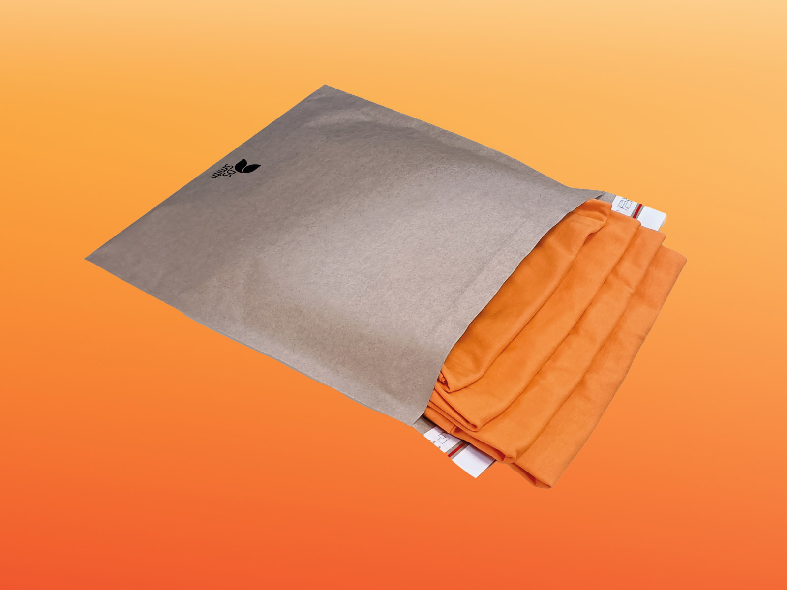 Een bubble envelope gevuld met t-shirts geplaatst op een oranje achtergrond