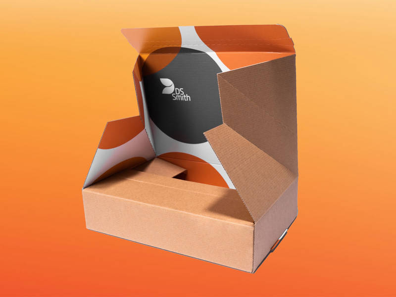 Een postdoos die open staat op een oranje achtegrond